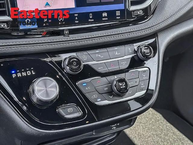 2027 Chrysler Pacifica Select AWD