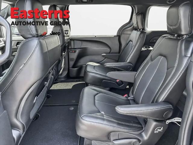 2027 Chrysler Pacifica Select AWD