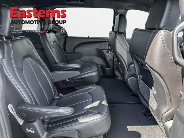 2027 Chrysler Pacifica Select AWD