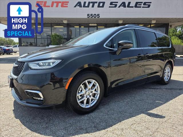 2022 Chrysler Pacifica Touring L for sale in Wichita, KS