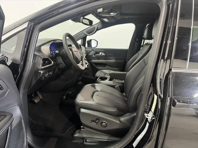 2027 Chrysler Pacifica Select AWD