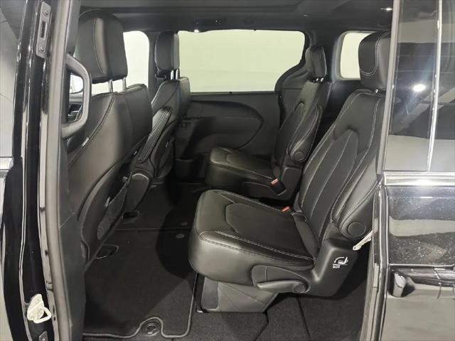 2027 Chrysler Pacifica Select AWD