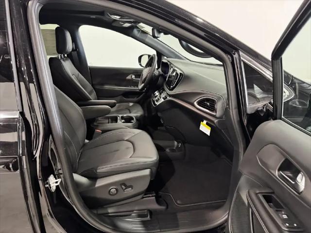 2027 Chrysler Pacifica Select AWD