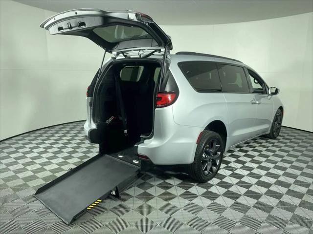 2022 Chrysler Pacifica Touring L for sale in Phoenix, AZ