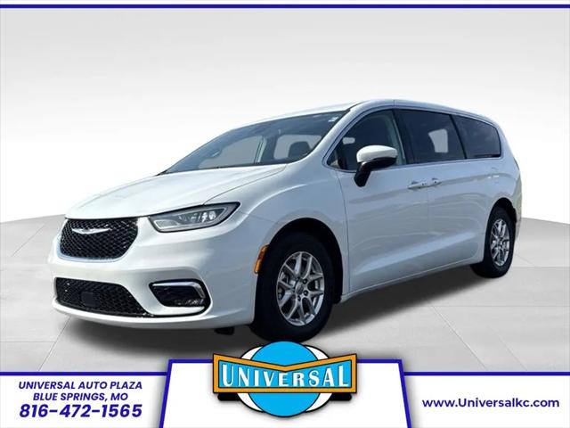 2023 Chrysler Pacifica Touring L for sale in Blue Springs, MO