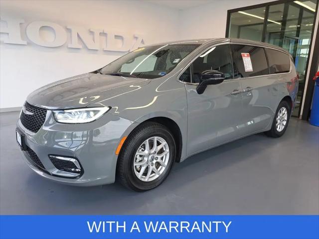 2025 Chrysler Pacifica Select