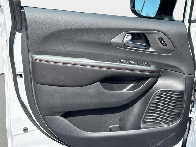 2027 Chrysler Pacifica Select AWD