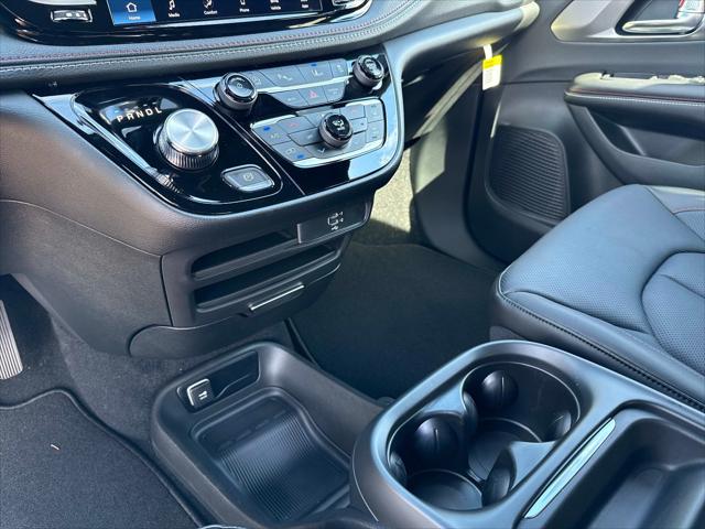 2027 Chrysler Pacifica Select AWD