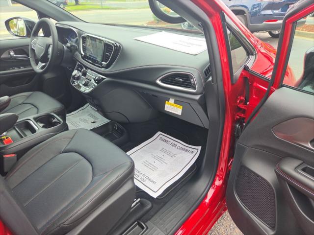 2027 Chrysler Pacifica Select
