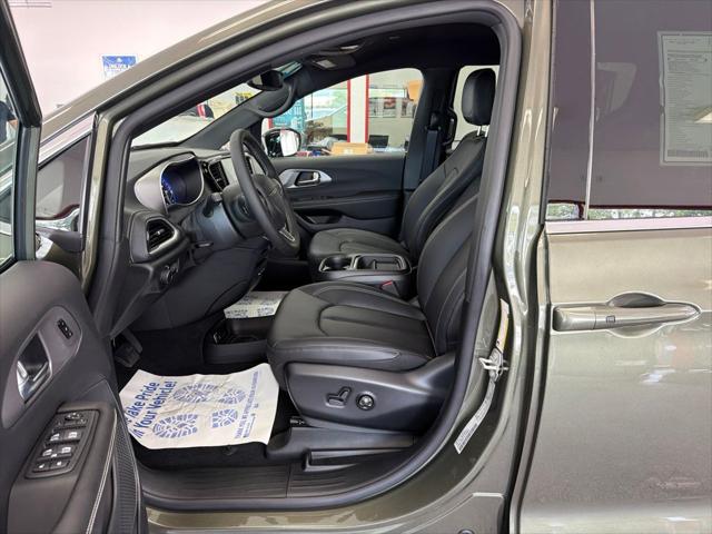 2027 Chrysler Pacifica Select