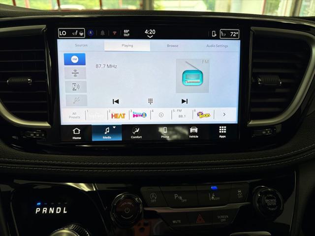 2027 Chrysler Pacifica Select