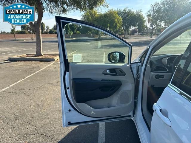 2024 Chrysler Pacifica Hybrid Select