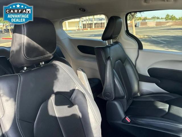 2024 Chrysler Pacifica Hybrid Select
