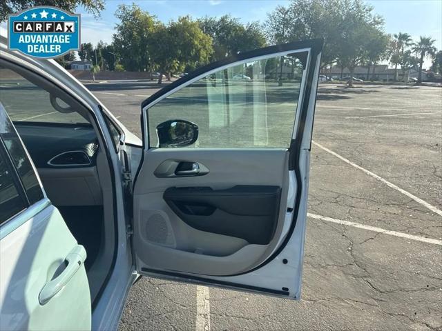 2024 Chrysler Pacifica Hybrid Select