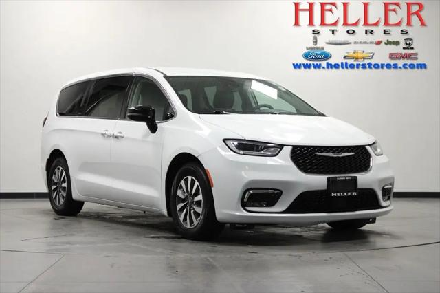 2024 Chrysler Pacifica Hybrid Select for sale in El Paso, IL