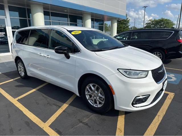 2025 Chrysler Pacifica Select for sale in Kenosha, WI