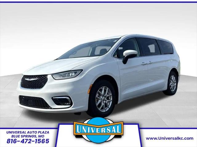 2023 Chrysler Pacifica Touring L for sale in Blue Springs, MO