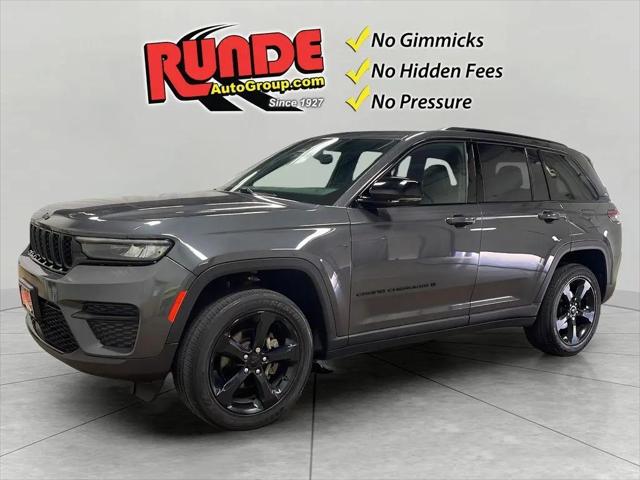 2023 Jeep Grand Cherokee Altitude 4x4 for sale in Manchester, IA