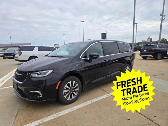 2022 Chrysler Pacifica Hybrid Touring L for sale in Charles City, IA