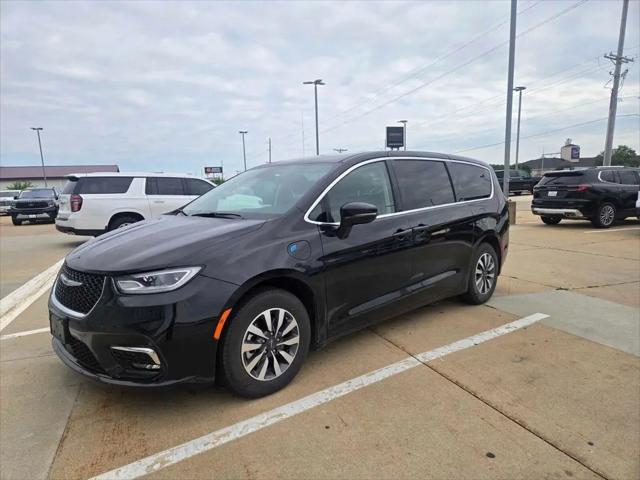 2022 Chrysler Pacifica Hybrid Touring L for sale in Charles City, IA