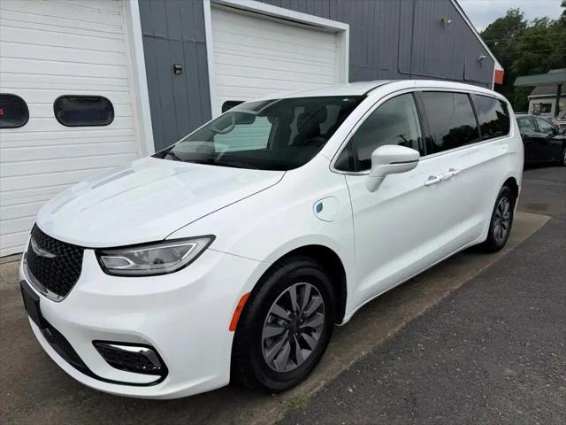 2022 Chrysler Pacifica Hybrid Touring L for sale in Binghamton, NY