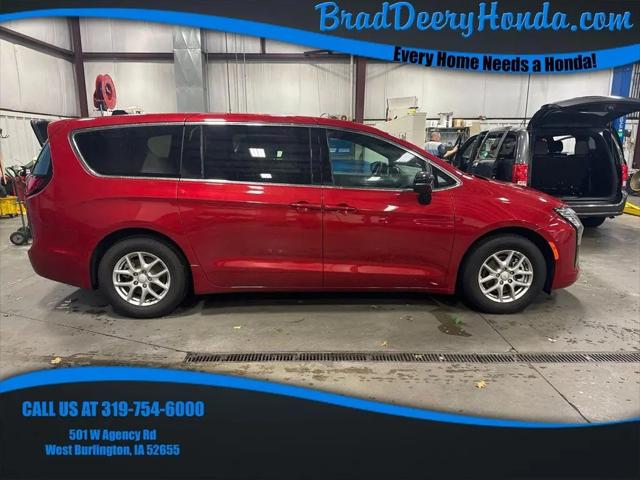 2027 Chrysler Pacifica Select for sale in West Burlington, IA