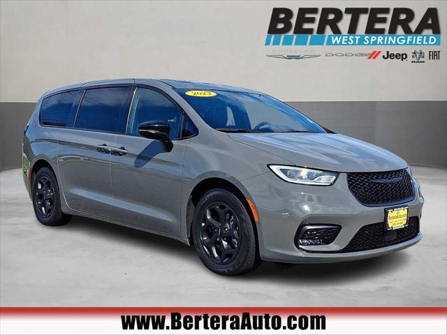 2023 Chrysler Pacifica Hybrid Limited for sale in West Springfield, MA