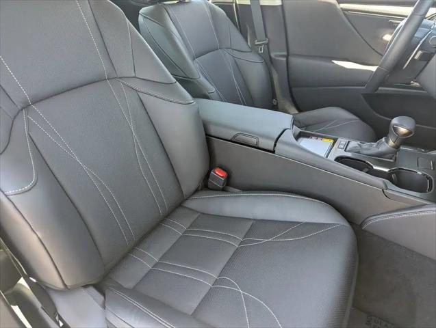 2025 Lexus ES 300h Luxury
