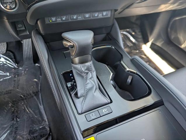 2025 Lexus ES 300h Luxury