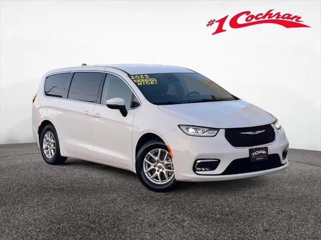 2023 Chrysler Pacifica Touring L for sale in Youngstown, OH