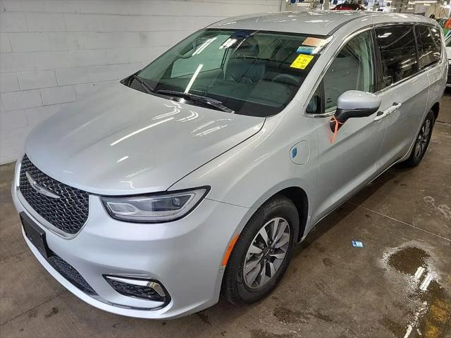 2023 Chrysler Pacifica Hybrid Touring L for sale in Golden Valley, MN