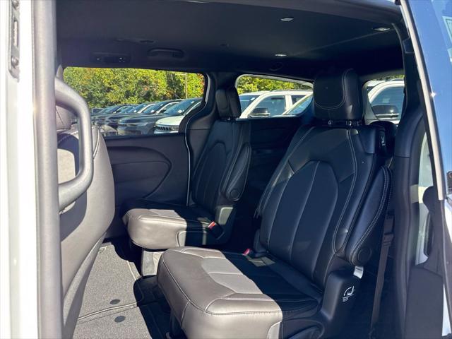 2027 Chrysler Pacifica Select AWD