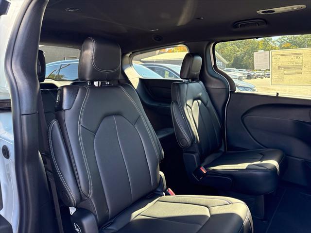 2027 Chrysler Pacifica Select AWD