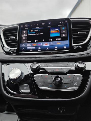 2027 Chrysler Pacifica Select AWD