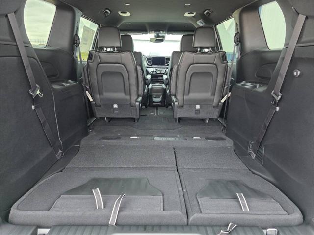 2027 Chrysler Pacifica Select AWD