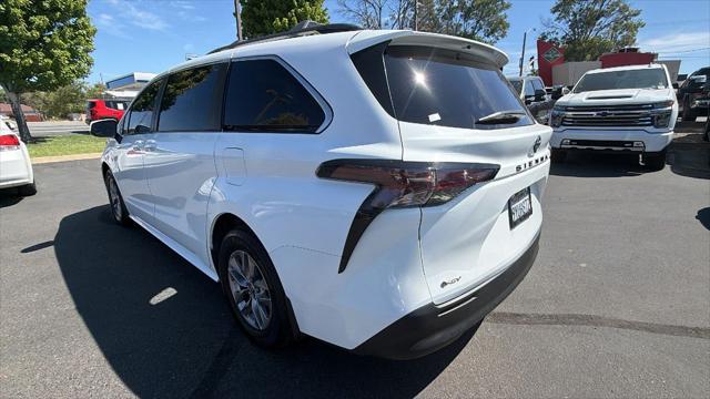 2025 Toyota Sienna LE