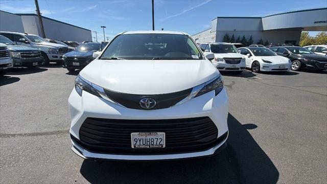2025 Toyota Sienna LE