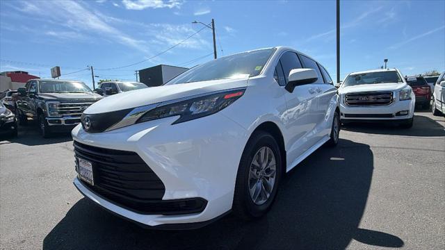2025 Toyota Sienna LE