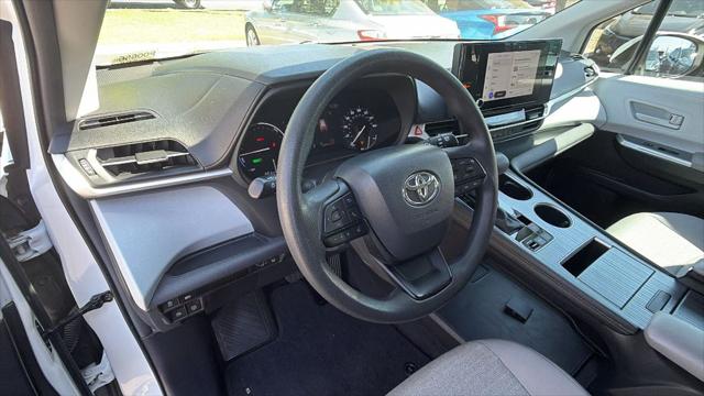 2025 Toyota Sienna LE