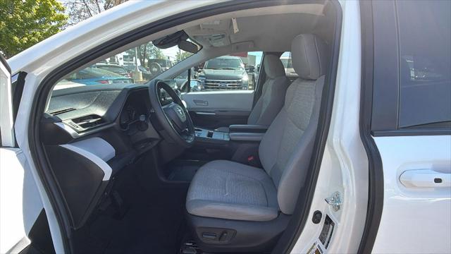 2025 Toyota Sienna LE