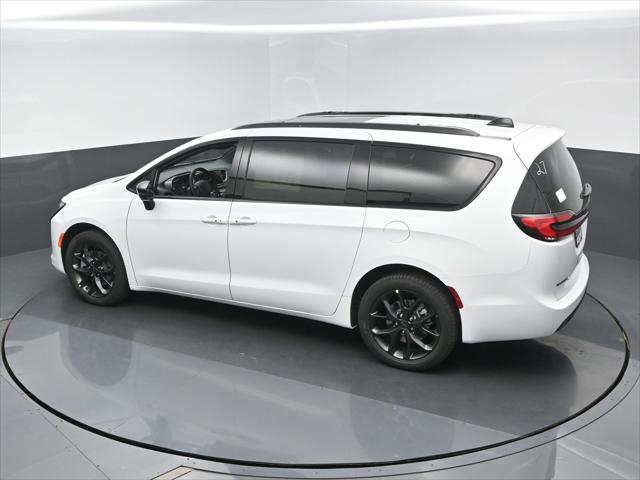 2027 Chrysler Pacifica Limited AWD