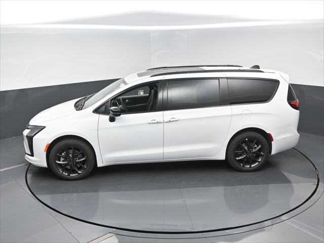 2027 Chrysler Pacifica Limited AWD