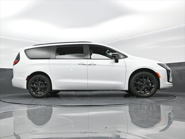 2027 Chrysler Pacifica Limited AWD