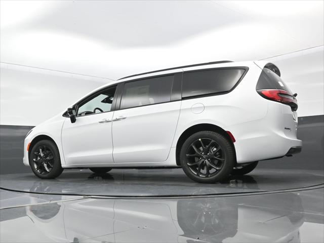 2027 Chrysler Pacifica Limited AWD