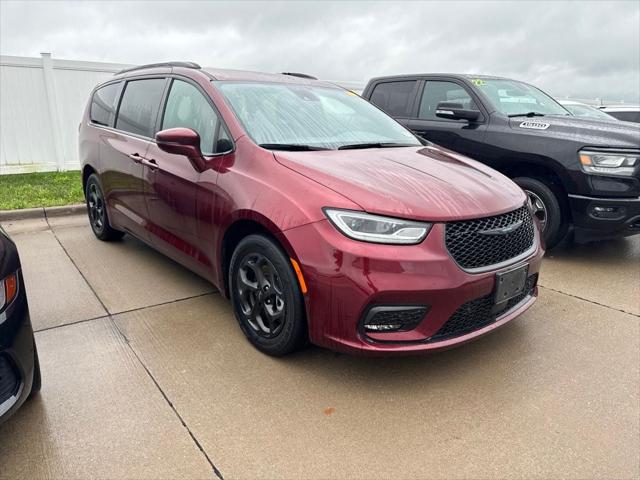2021 Chrysler Pacifica Hybrid Touring L for sale in Waukee, IA