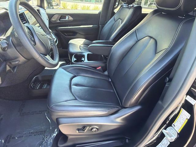 2025 Chrysler Pacifica Select