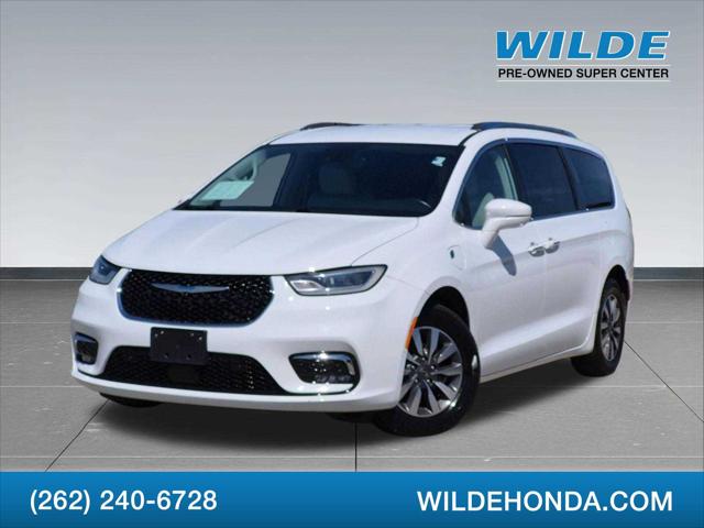 2021 Chrysler Pacifica Hybrid Touring L for sale in Waukesha, WI