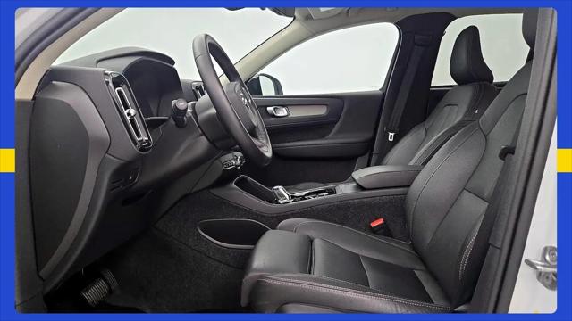 2025 Volvo XC40 B5 Plus Dark Theme