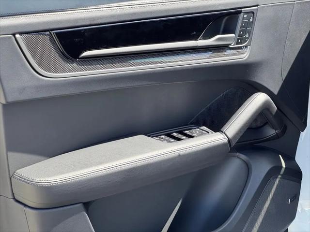 2025 Porsche Cayenne E-Hybrid Turbo