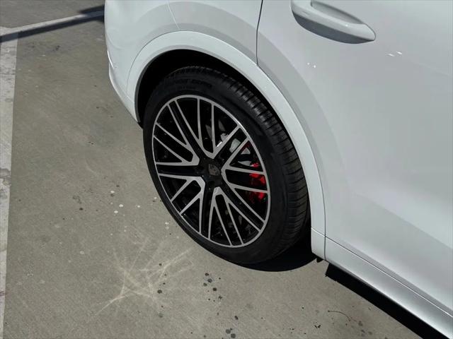 2025 Porsche Cayenne E-Hybrid Turbo